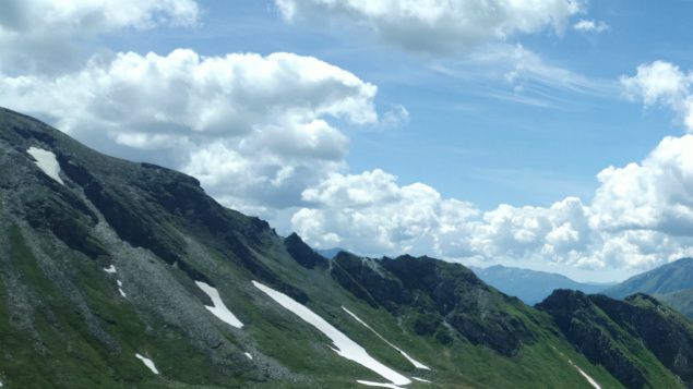 Maisematie Grossplocknerille on mutkainen ja kiemurtelee erittäin kauniissa maisemassa.